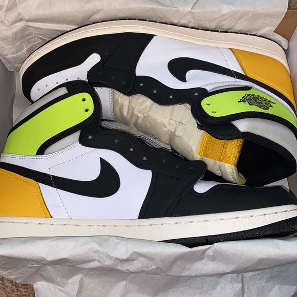 Air Jordan 1 volt golds main image 7